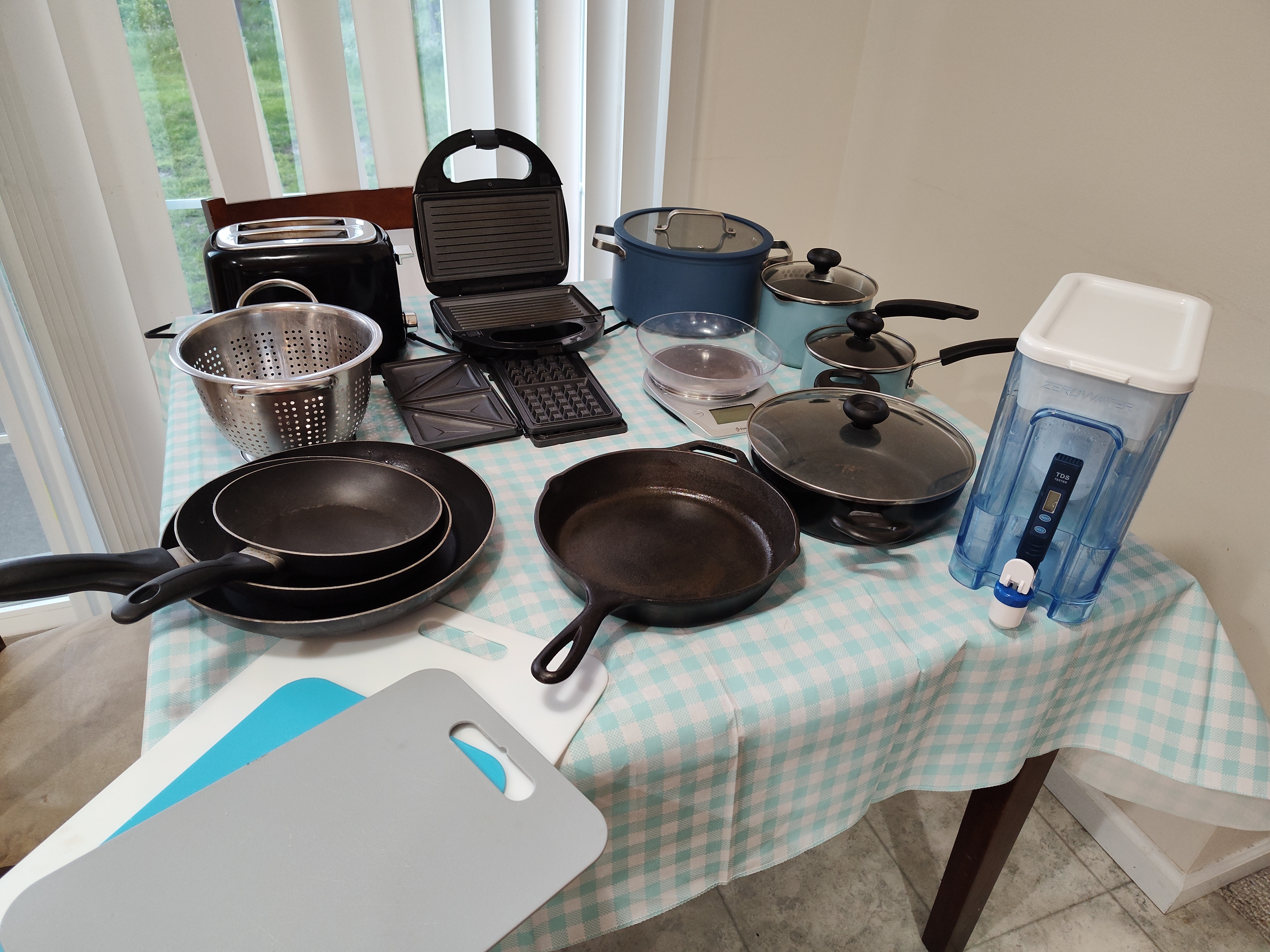 Ollas, sartenes y filtro de agua