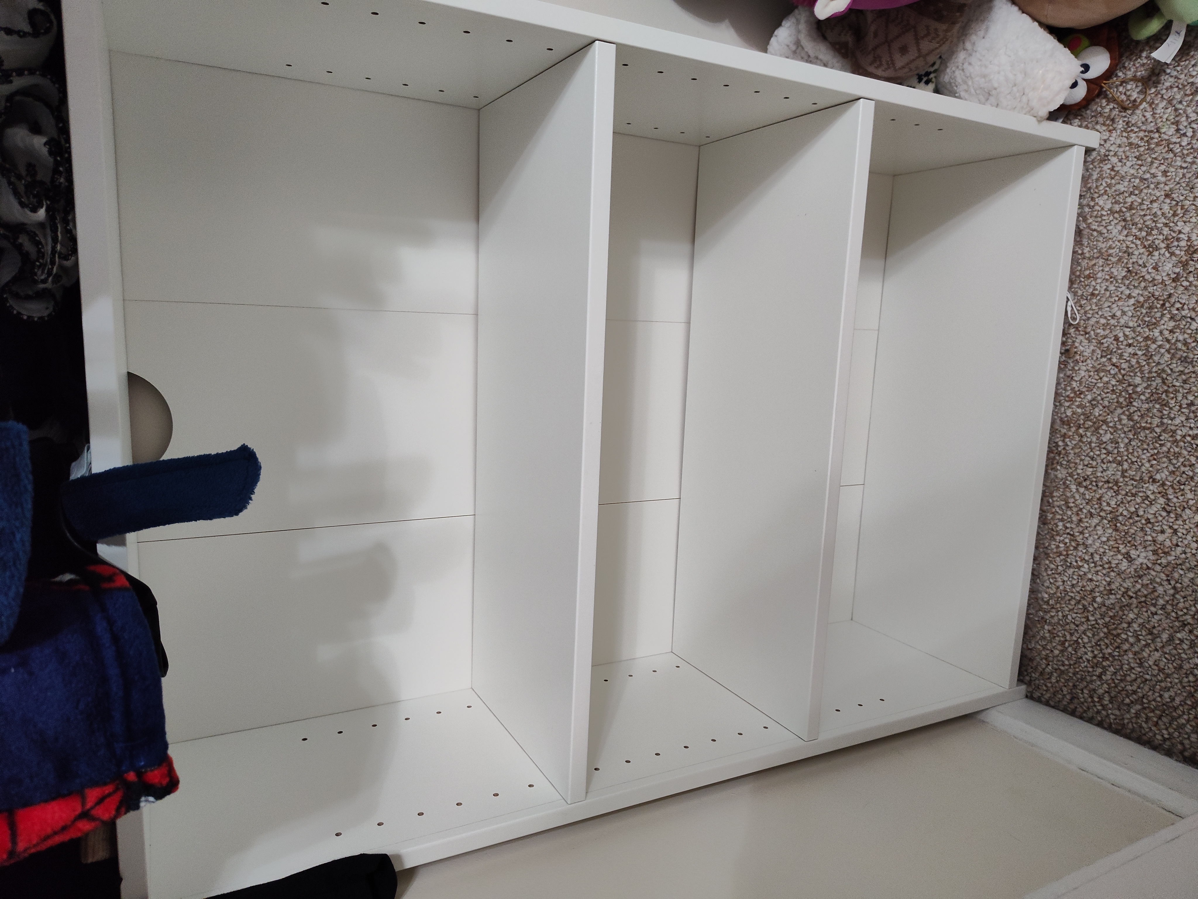 Mueble blanco con divisores